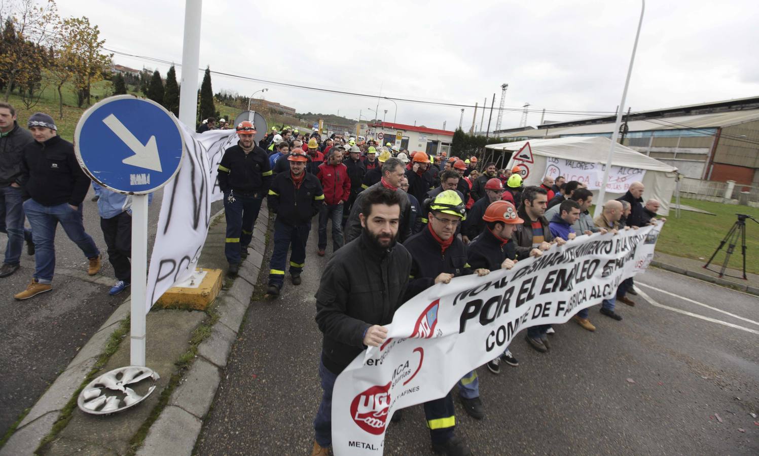 Los trabajadores de Alcoa protestan a las puertas de la fábrica