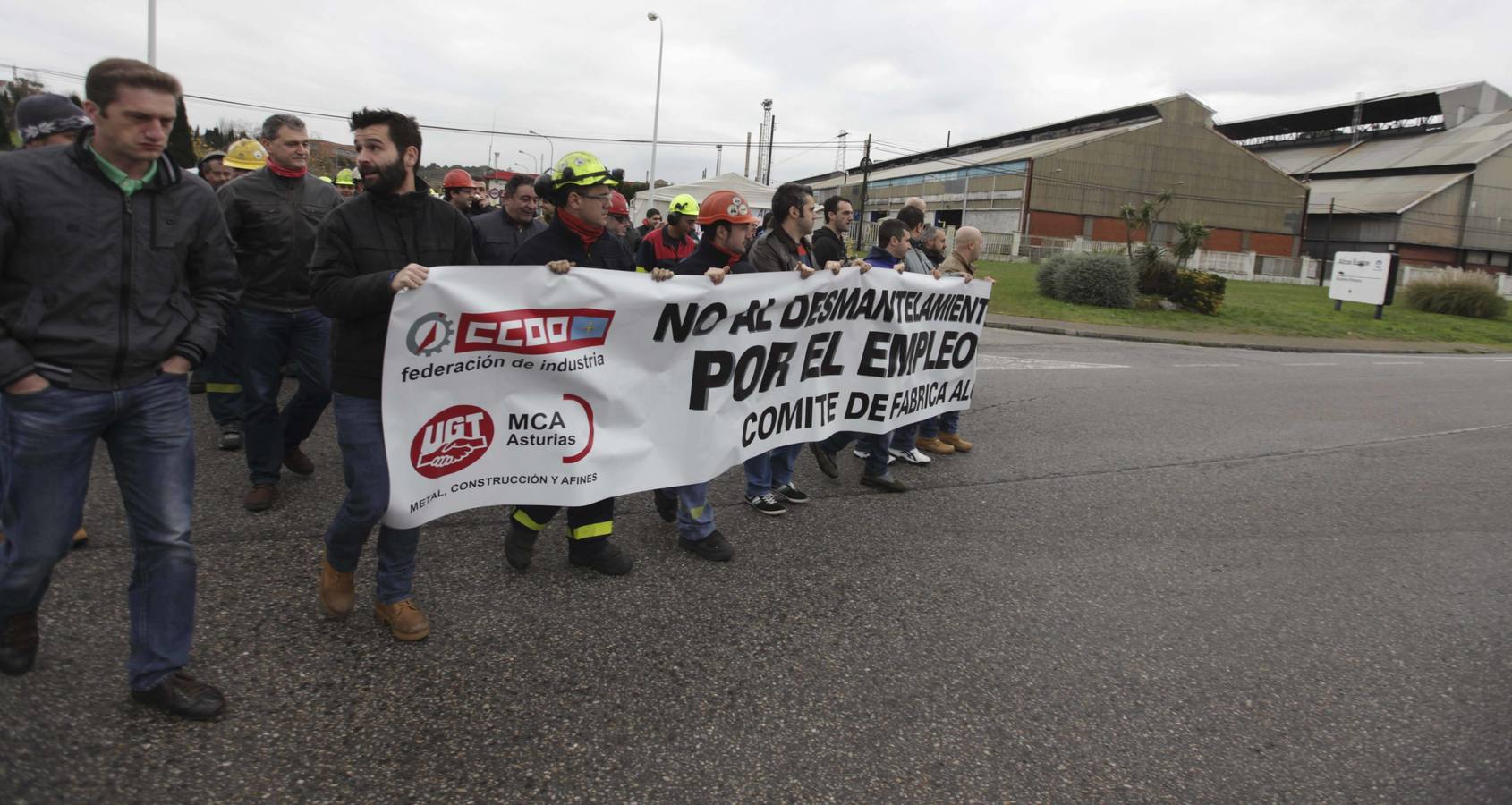 Los trabajadores de Alcoa protestan a las puertas de la fábrica