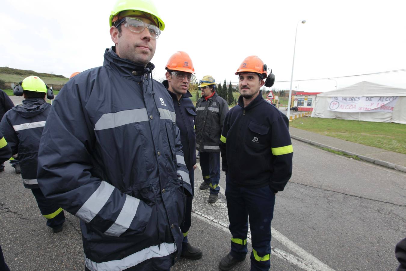 Los trabajadores de Alcoa protestan a las puertas de la fábrica