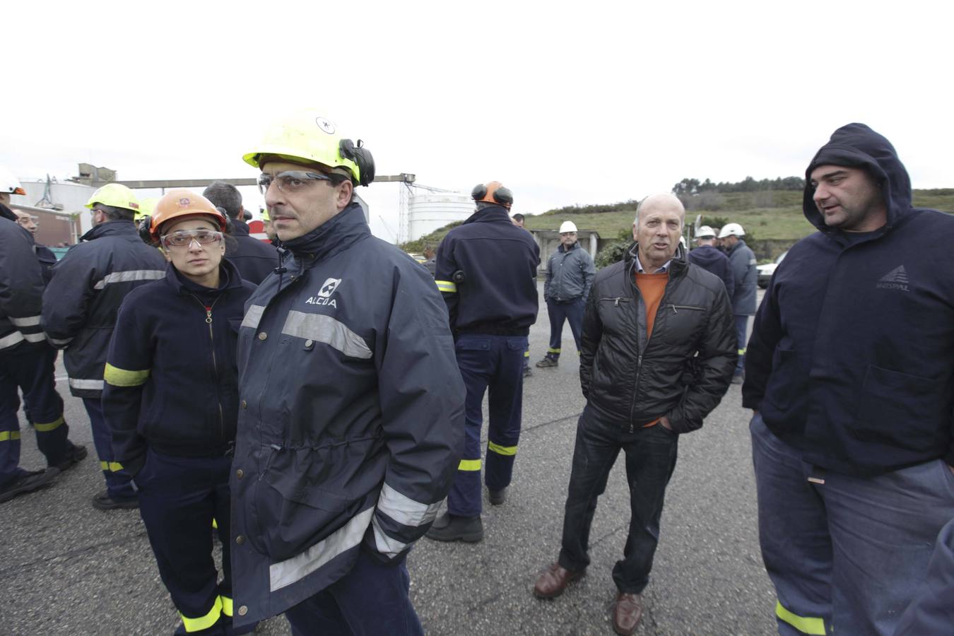 Los trabajadores de Alcoa protestan a las puertas de la fábrica