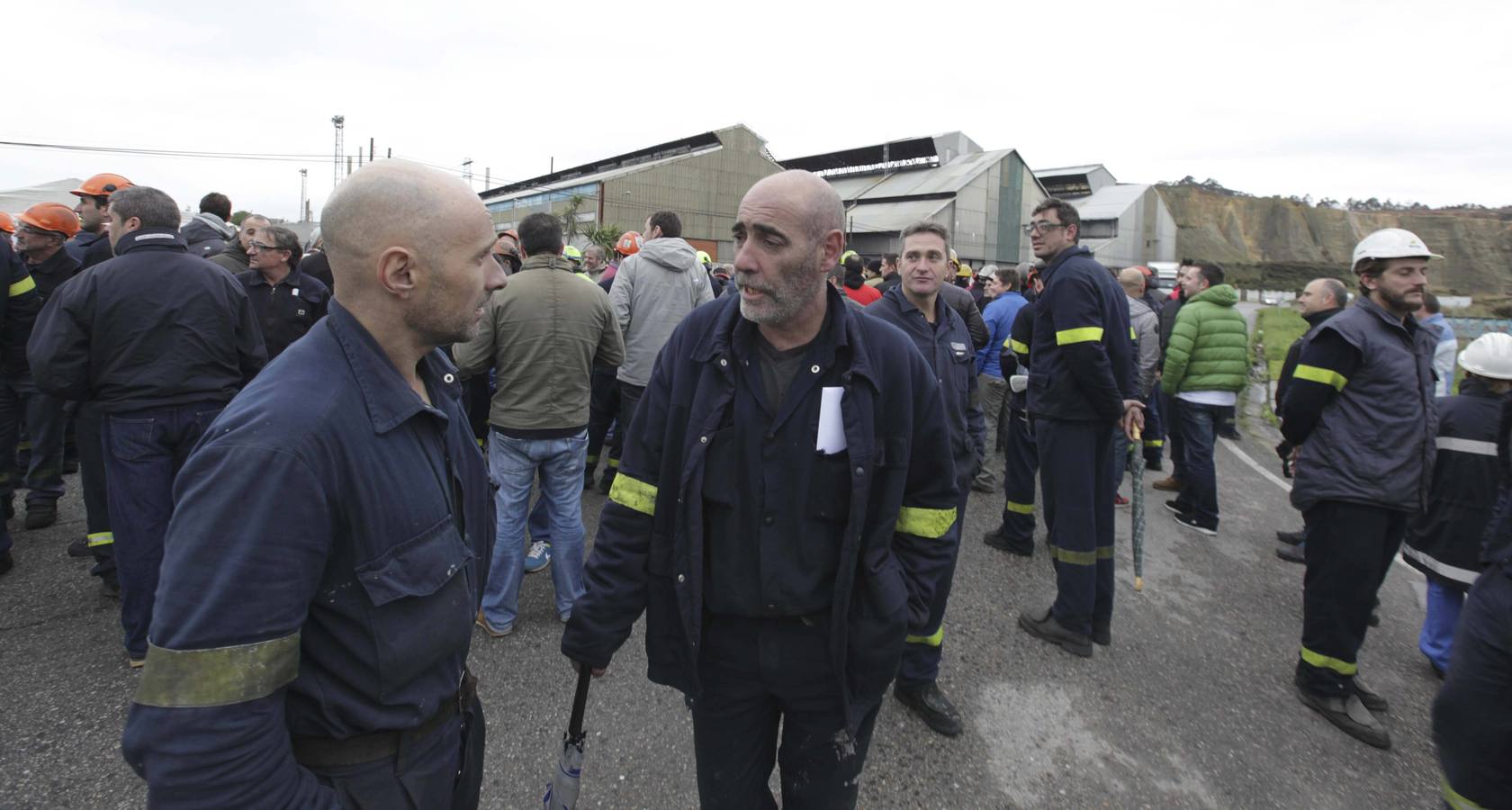 Los trabajadores de Alcoa protestan a las puertas de la fábrica