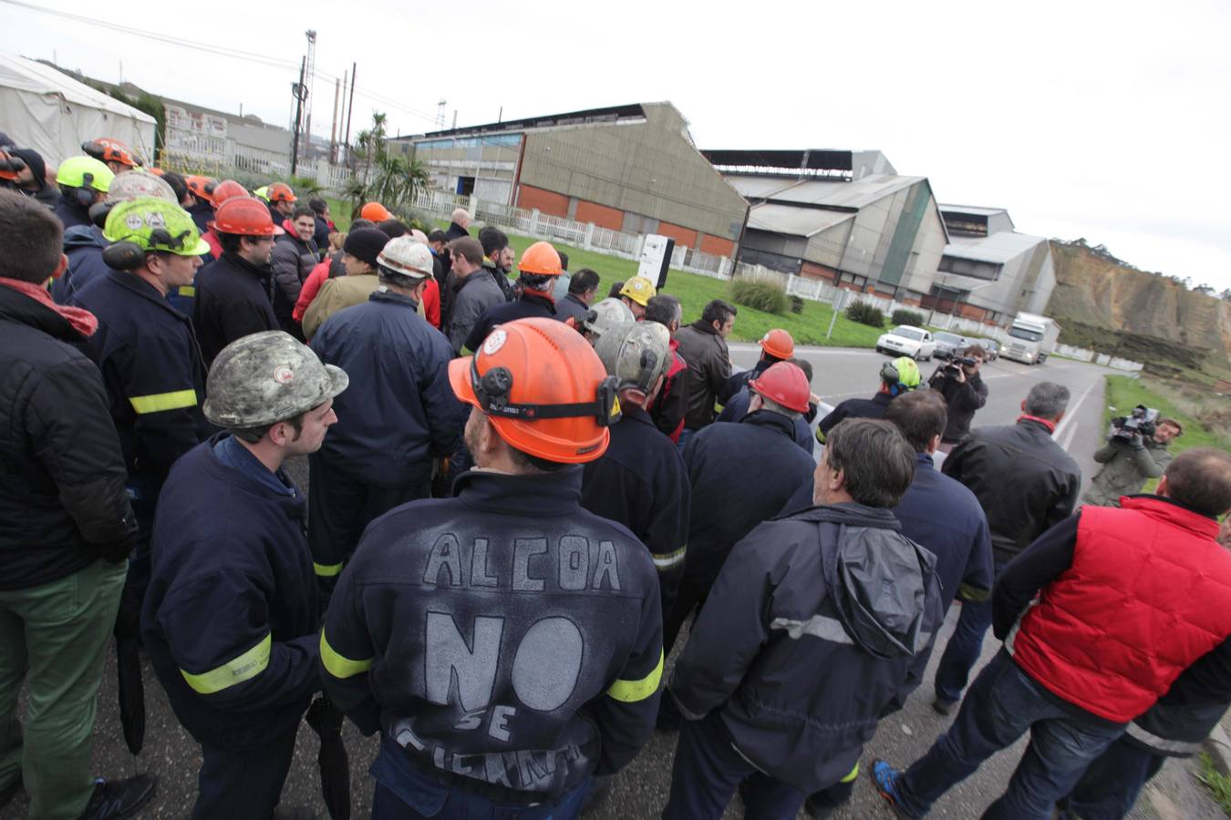 Los trabajadores de Alcoa protestan a las puertas de la fábrica