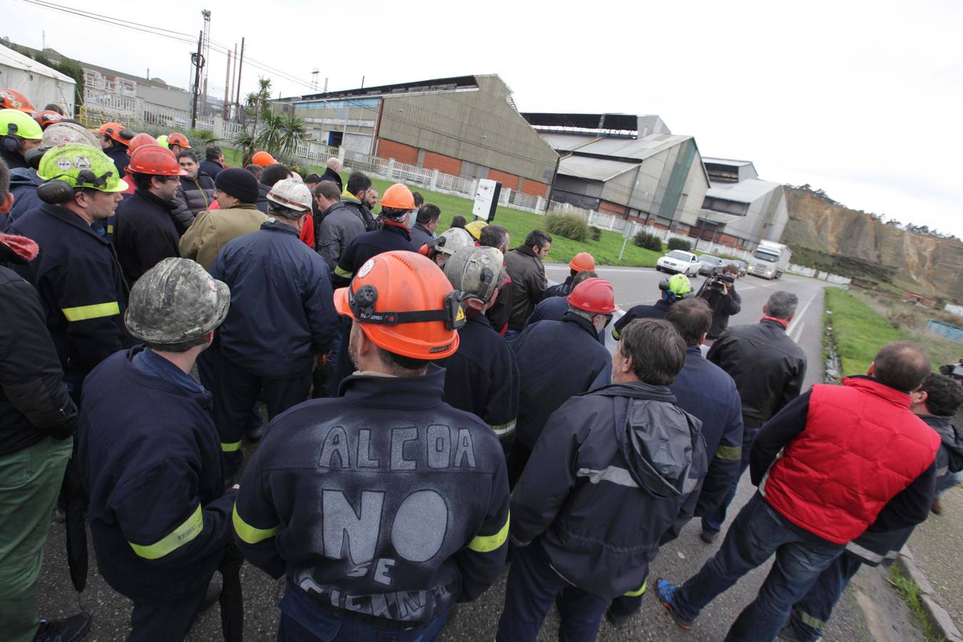 Los trabajadores de Alcoa protestan a las puertas de la fábrica