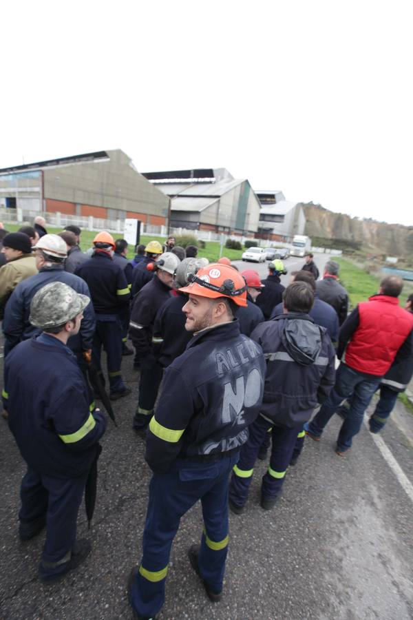 Los trabajadores de Alcoa protestan a las puertas de la fábrica