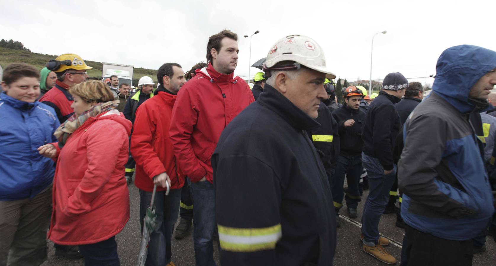 Los trabajadores de Alcoa protestan a las puertas de la fábrica