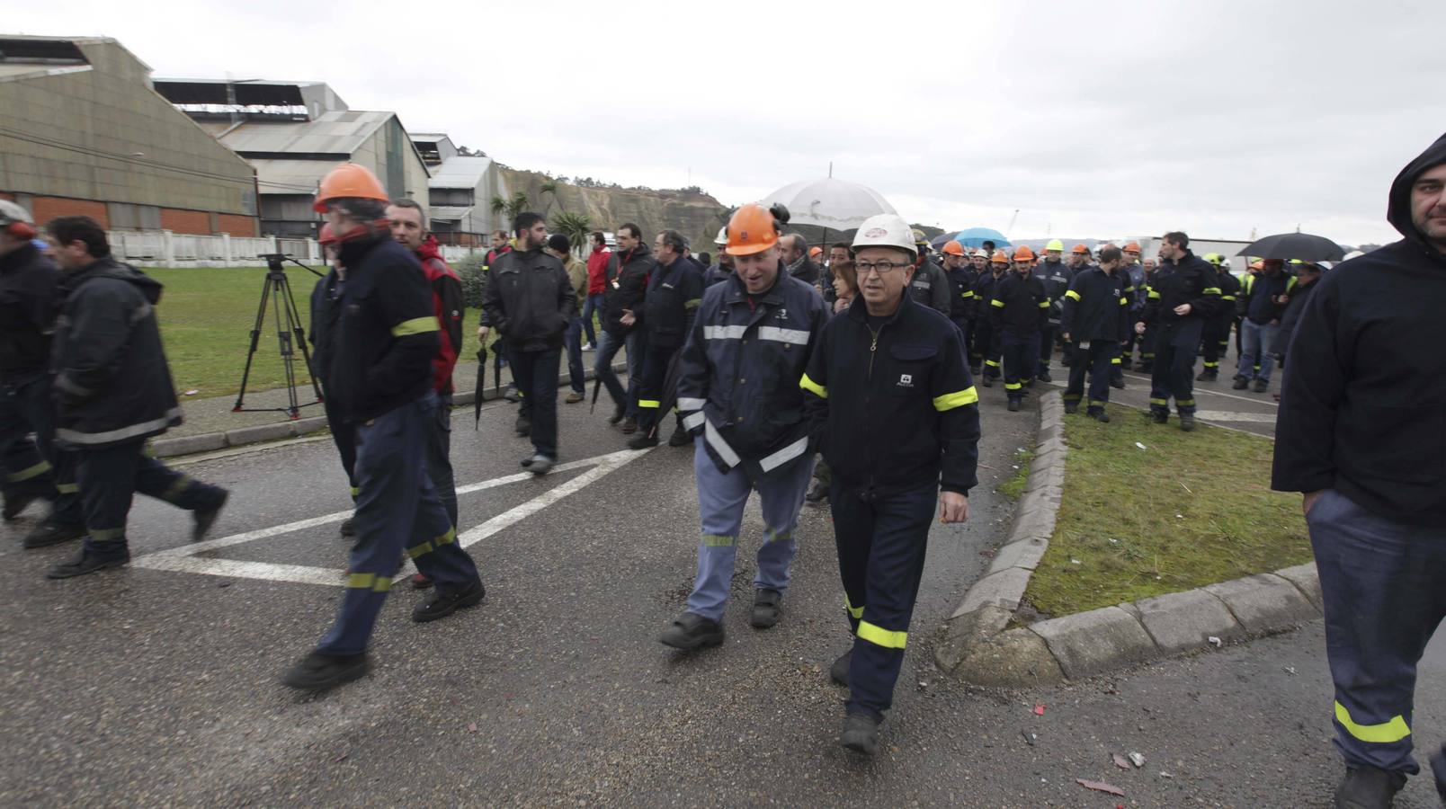 Los trabajadores de Alcoa protestan a las puertas de la fábrica