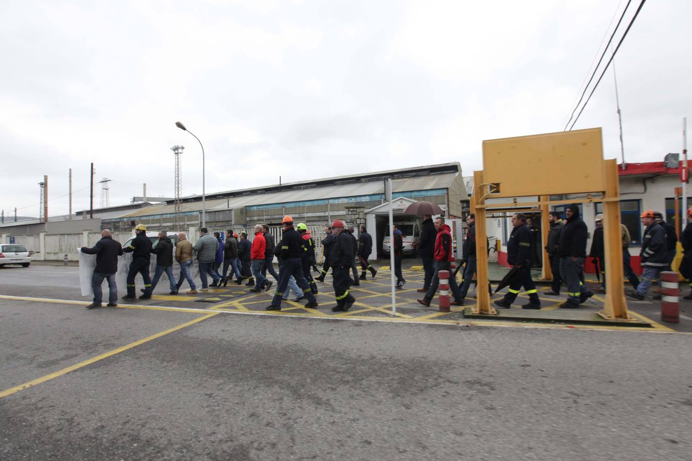 Los trabajadores de Alcoa protestan a las puertas de la fábrica