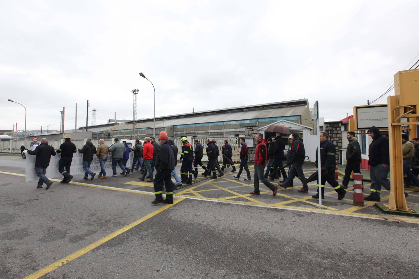 Los trabajadores de Alcoa protestan a las puertas de la fábrica