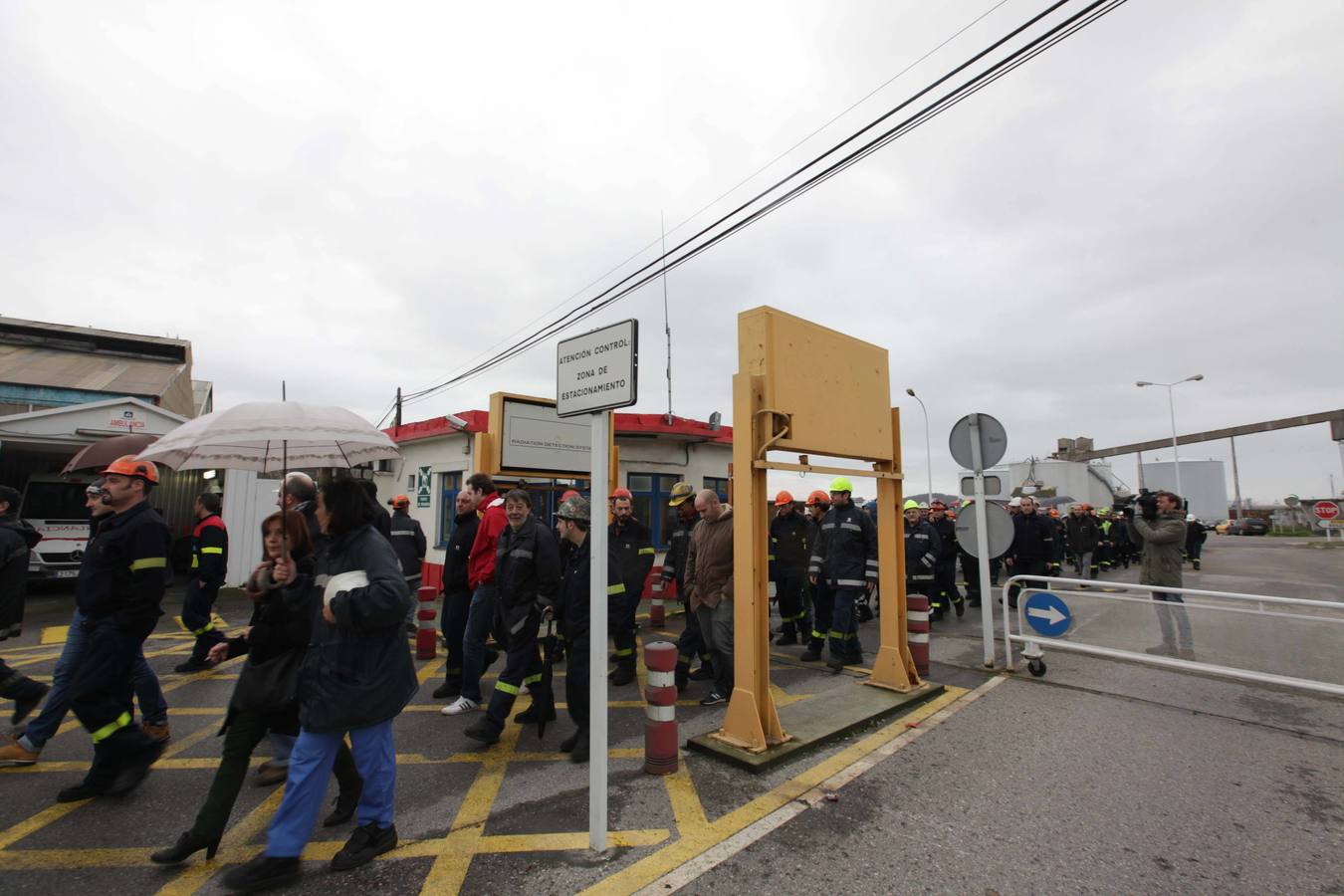 Los trabajadores de Alcoa protestan a las puertas de la fábrica