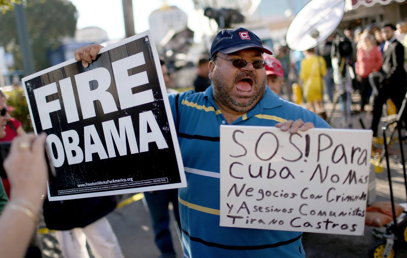 Los exiliados cubanos en Miami celebran el fin de 53 años de Guerra Fría con Estados Unidos