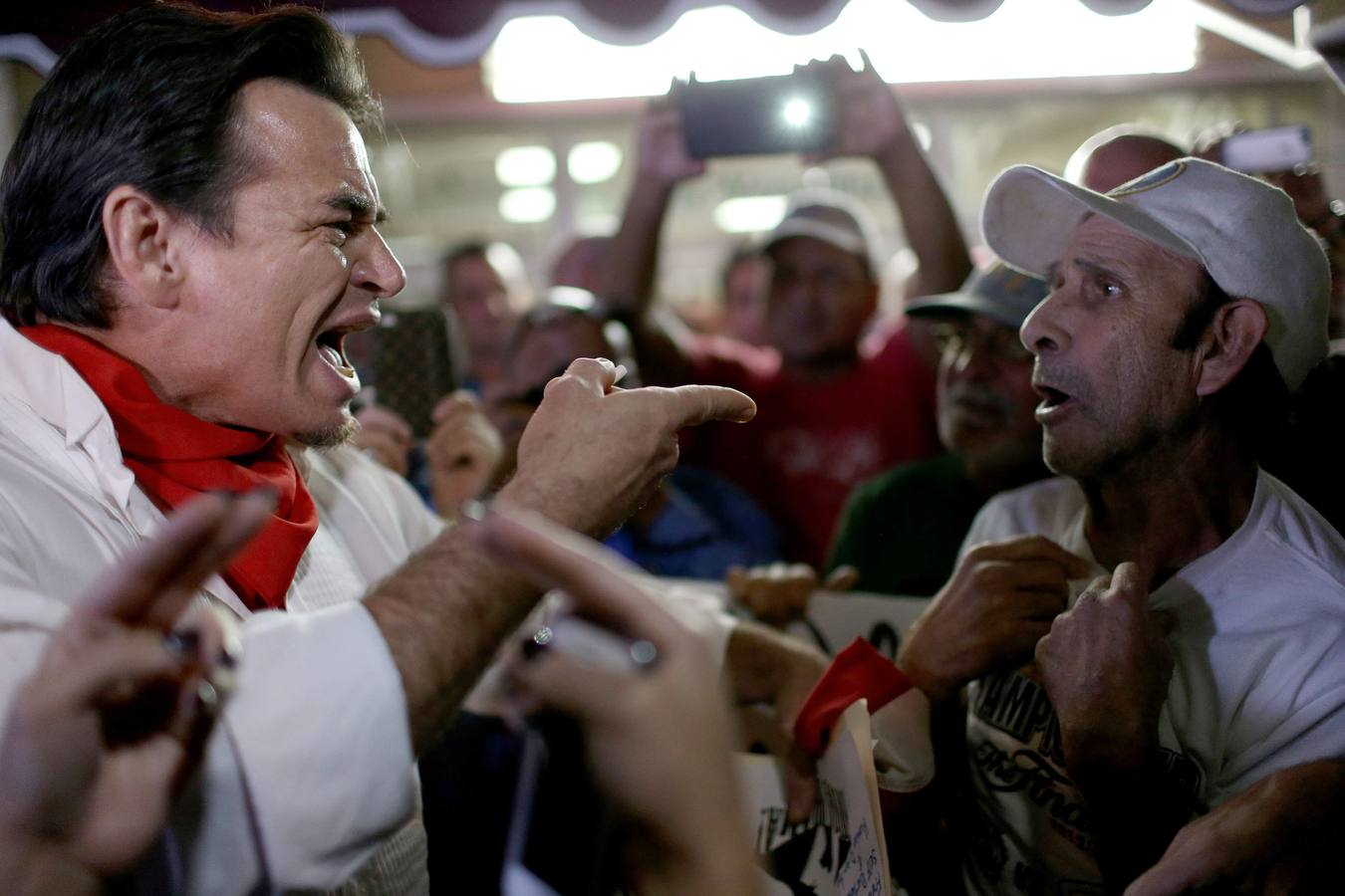 Los exiliados cubanos en Miami celebran el fin de 53 años de Guerra Fría con Estados Unidos