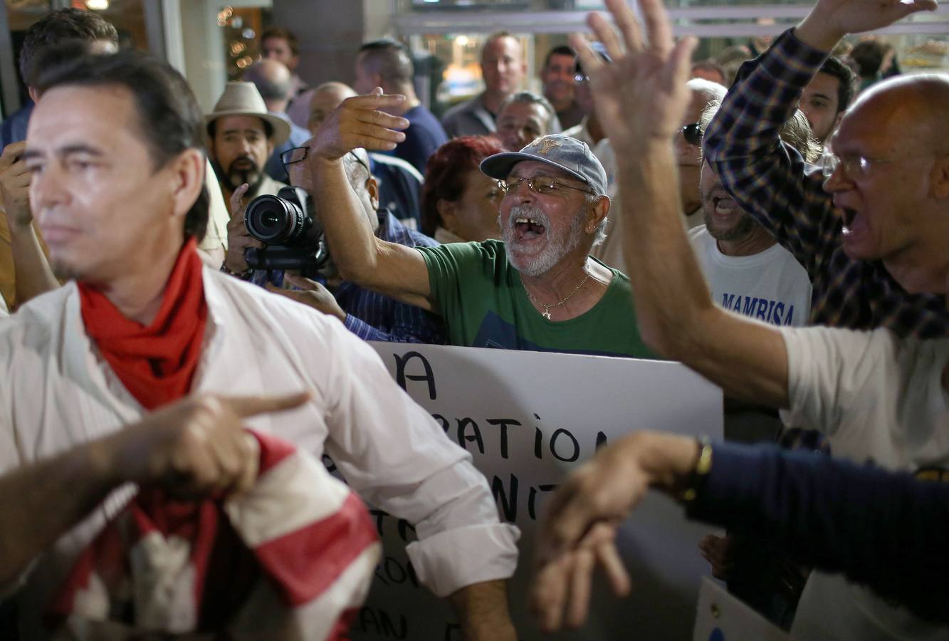 Los exiliados cubanos en Miami celebran el fin de 53 años de Guerra Fría con Estados Unidos