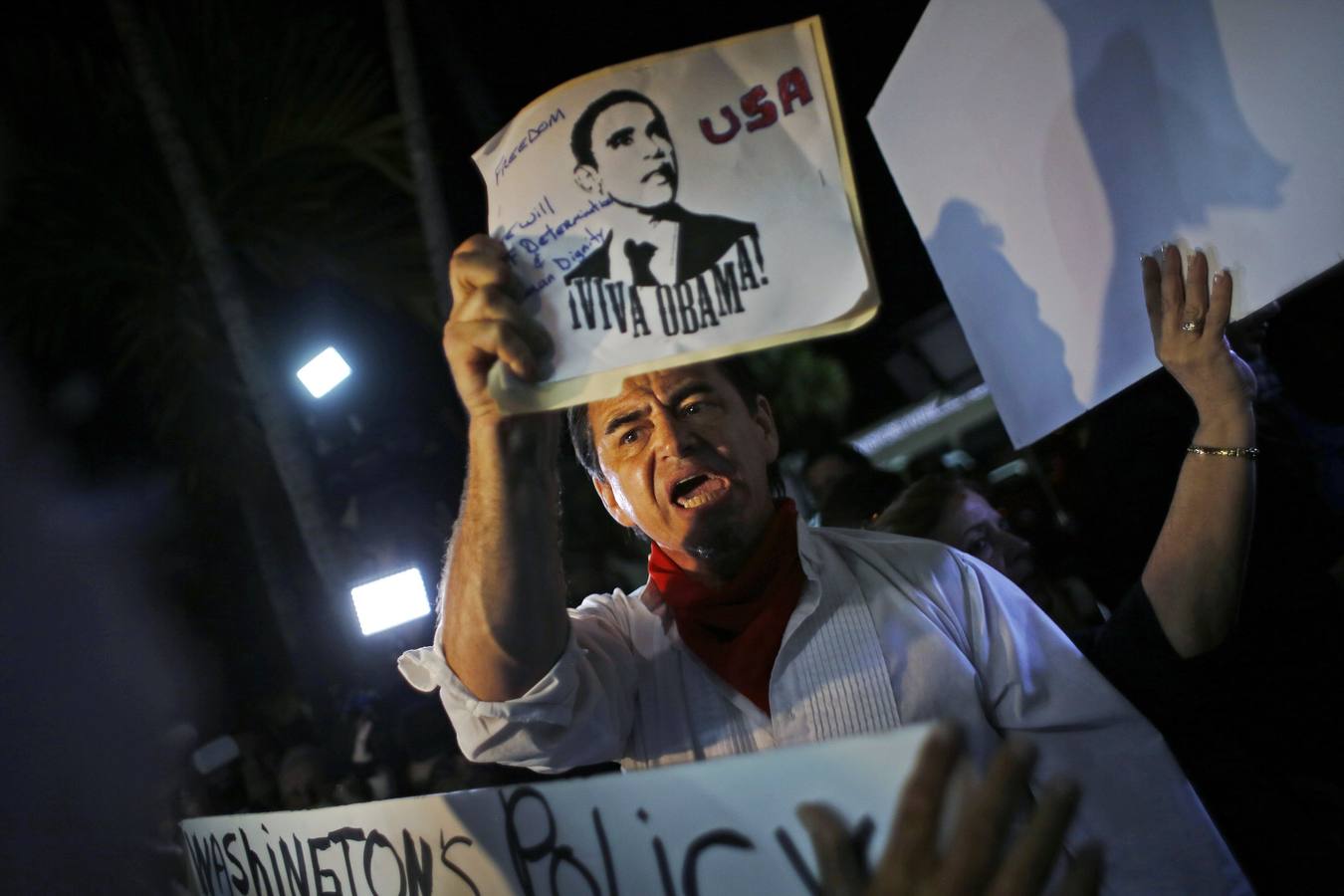 Los exiliados cubanos en Miami celebran el fin de 53 años de Guerra Fría con Estados Unidos