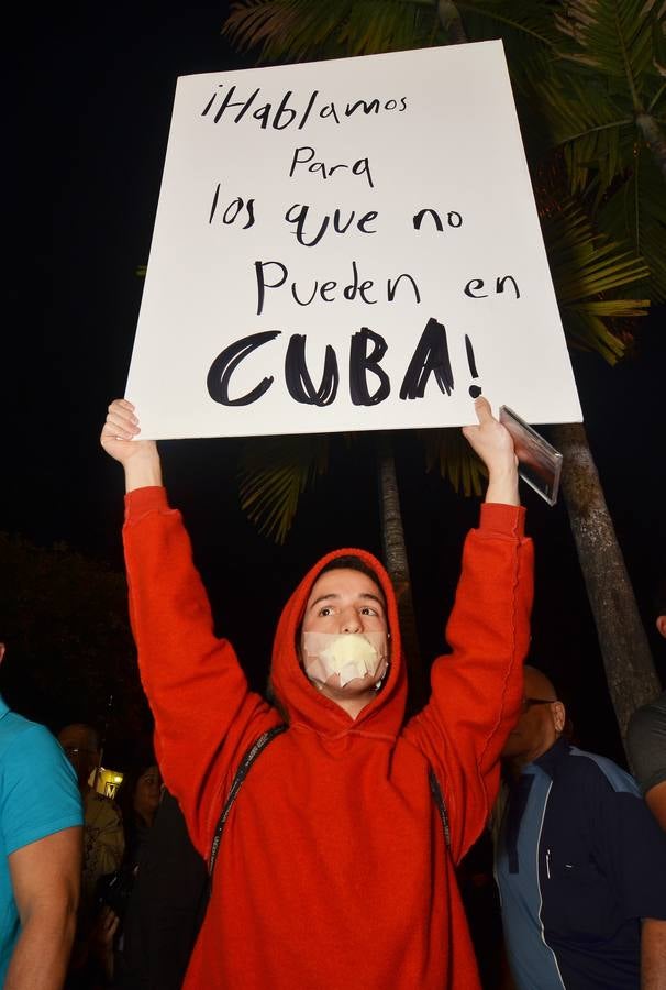 Los exiliados cubanos en Miami celebran el fin de 53 años de Guerra Fría con Estados Unidos