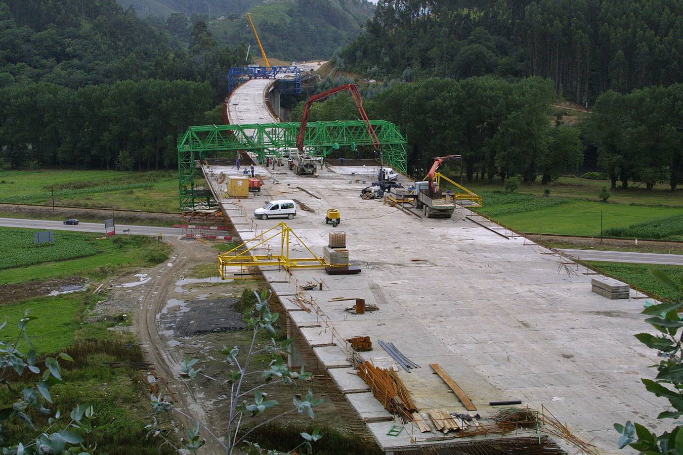 La construcción del viaducto sobre el Sella en el año 2002.