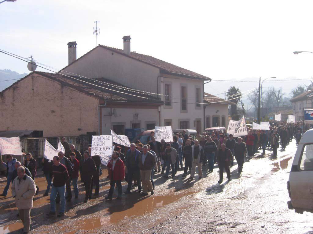 Manifestación de vecinos de Villaviciosa en protesta por los daños y molestias ocasionados en la construcción de la autovía del Cantábrico en el concejo.