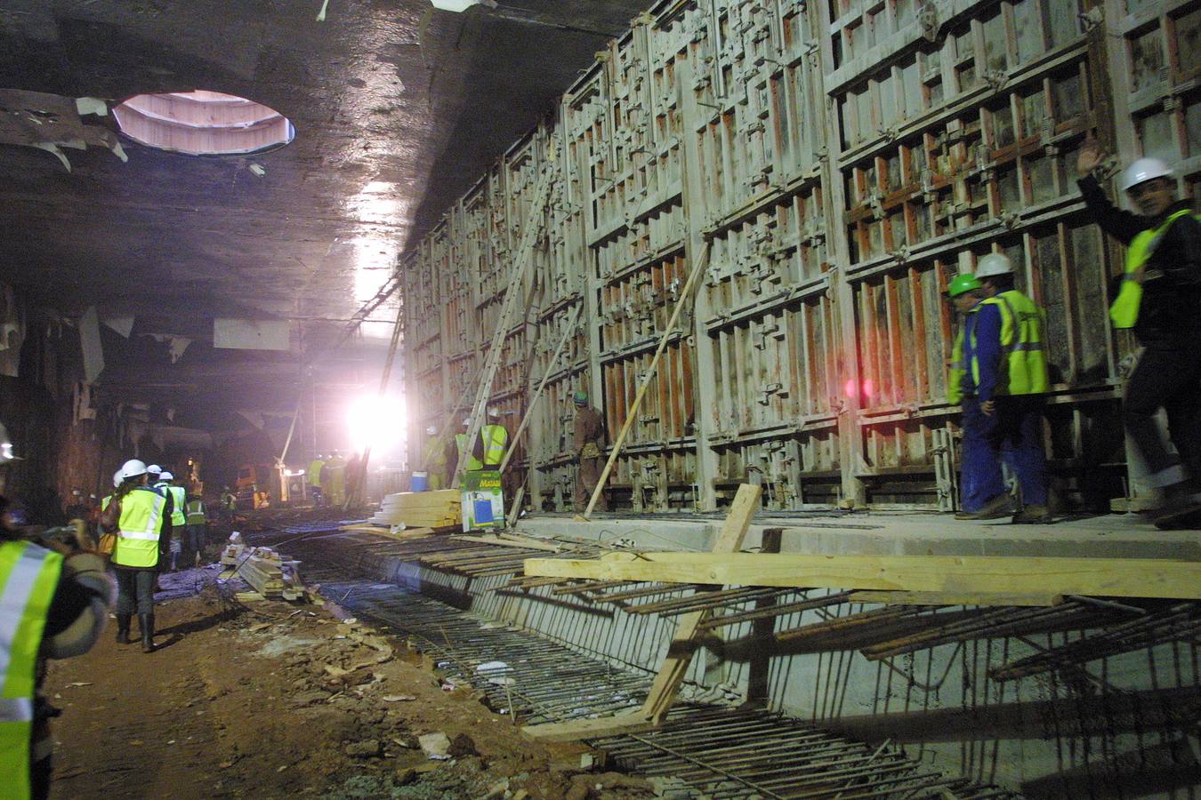 Una excavadora retira la tierra después de que los trabajadores que calan el tunel bajo la ría de Villaviciosa para la autovía del Cantábrico desde las dos márgenes confluyeran en el centro.
