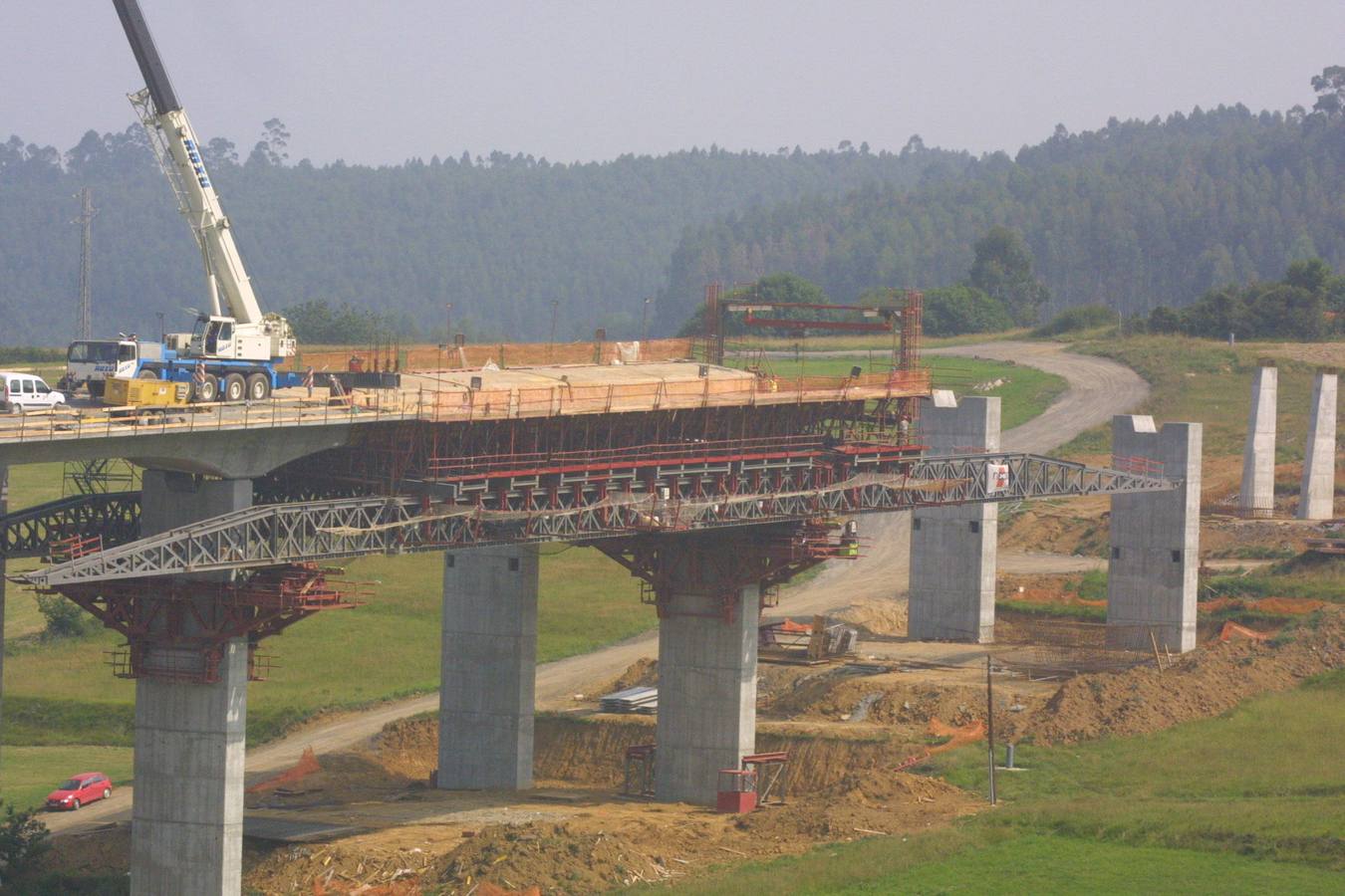 Obras de construcción de los tramos Villalegre-Vegarrozadas-Soto del Barco de la autovía del Cantábrico.