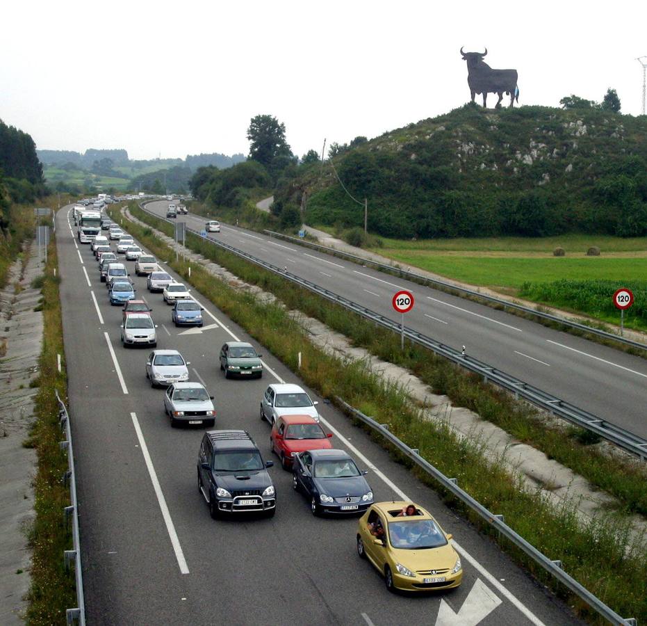 Atasco en Llanes al confluir las obras terminadas con el tramo pendiente hasta Unquera. 2004.