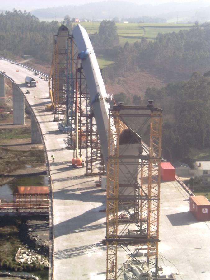 Trabajos de montaje de los arcos que sostendrán la estructura del viaducto de la variante de Navia en la autovía del Cantábrico, A-8. 2006.