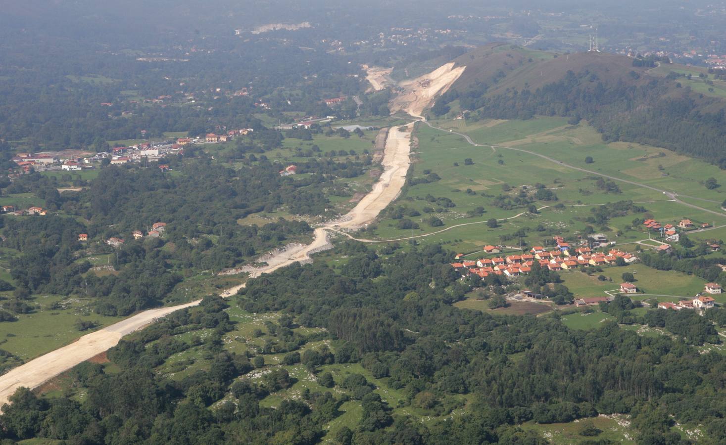 La caja de la autovía es también visible a lo largo de la Ería de Andrín, atravesada por la infraestructura para salvar el núcleo de población de San Roque del Acebal. 2009.