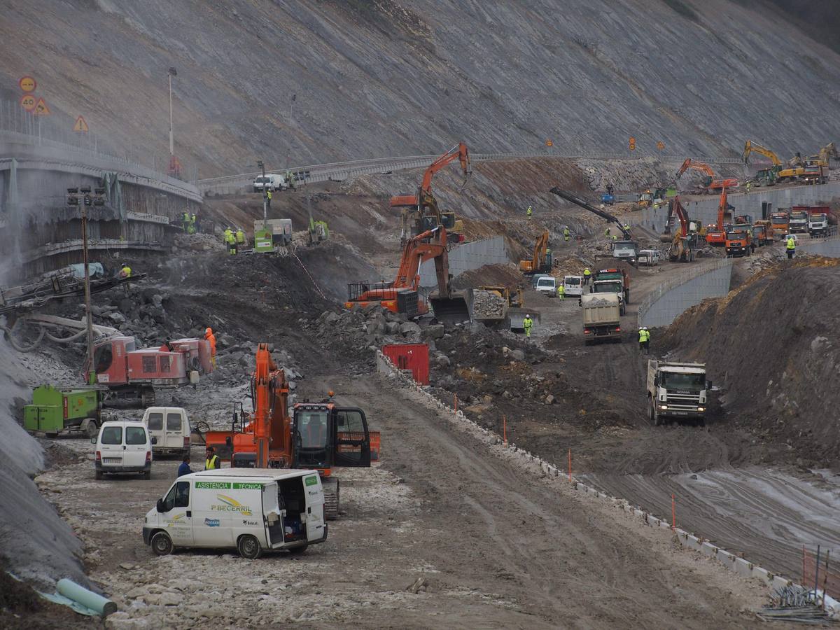Maquinaria trabajando sin descanso para concluir las últimas obras, entre La Franca y Unquera.