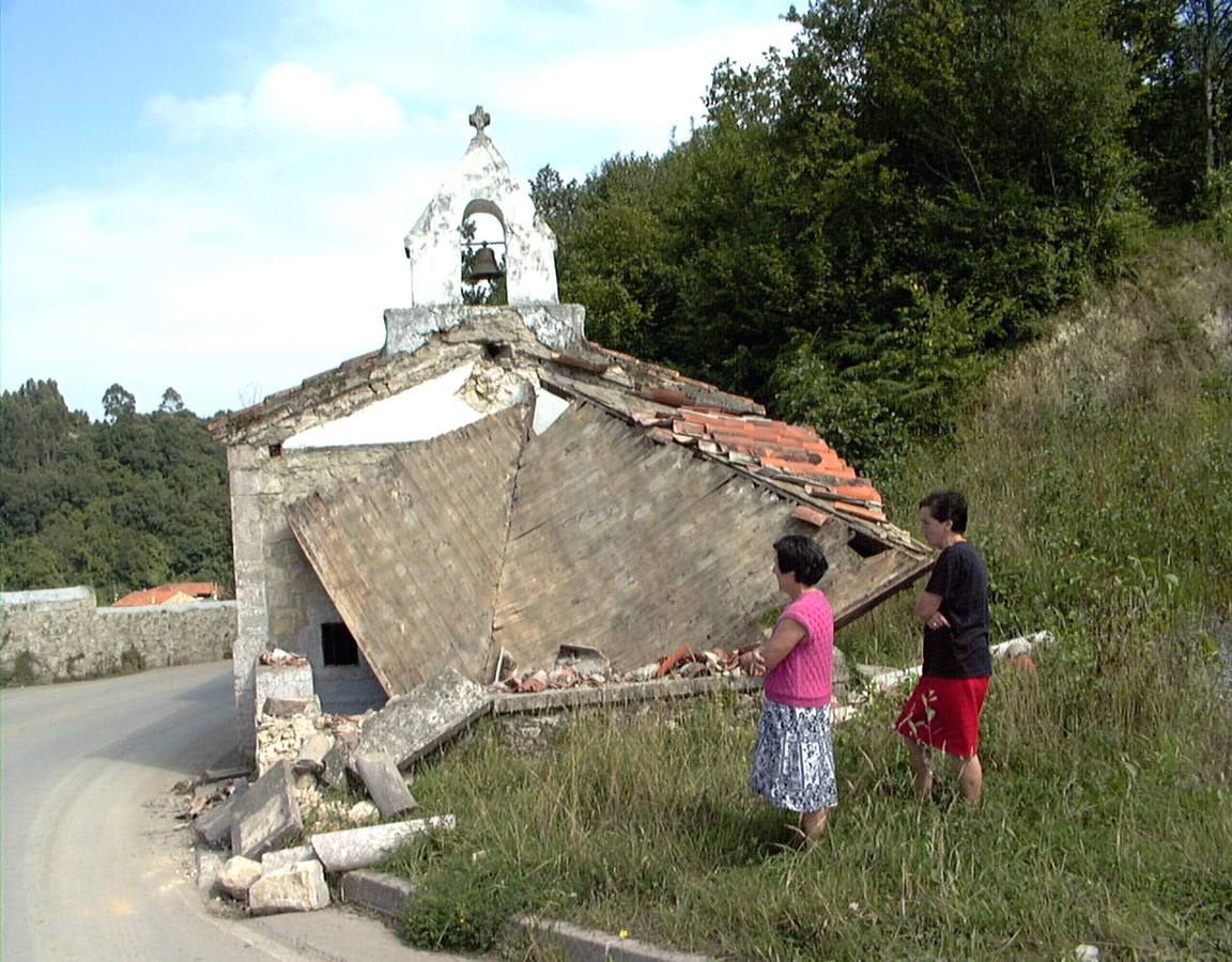 Los vecinos de Torre, en Ribadesella, vieron caer su capilla por las obras.
