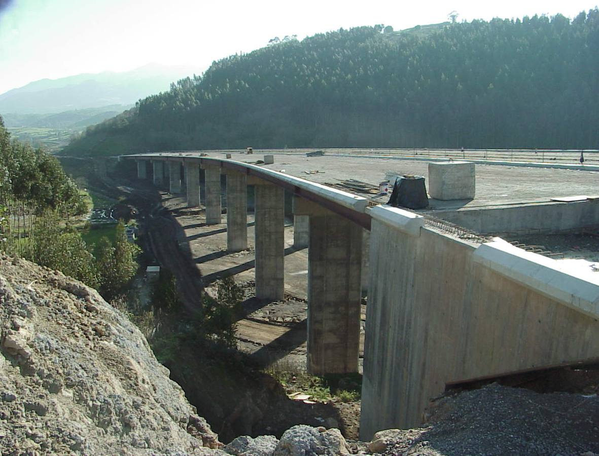 Obras de construcción de uno de los viaductos del tramo Colunga-Venta del Pobre.2000