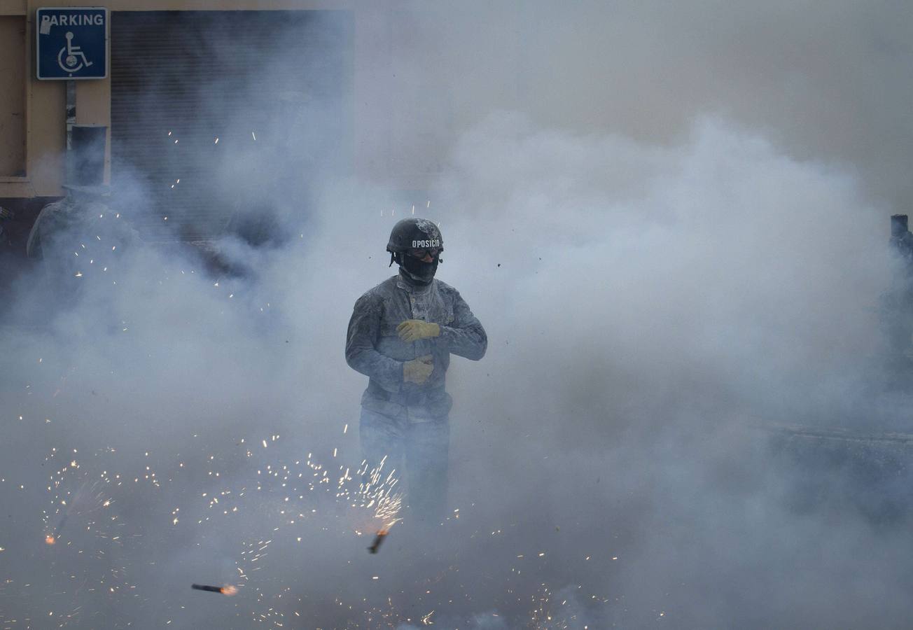 Una guerra de harina, huevo y petardos