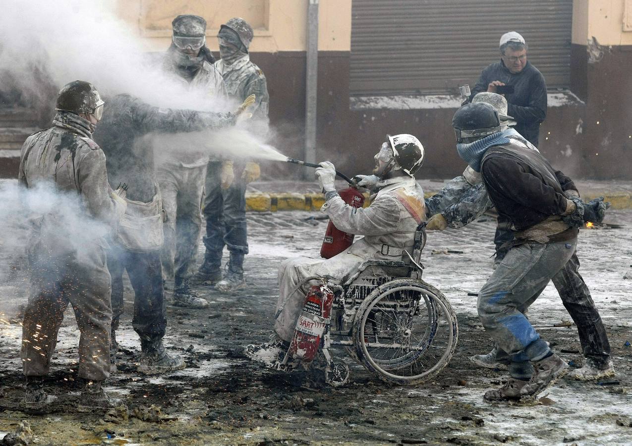 Una guerra de harina, huevo y petardos