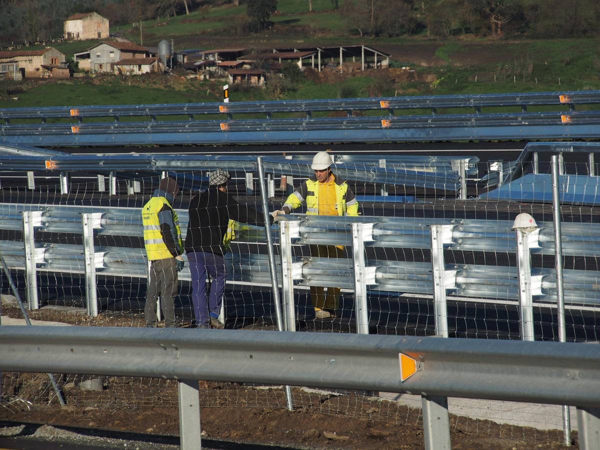 Últimos preparativos antes de la inauguración del tramo Unquera -La Franca