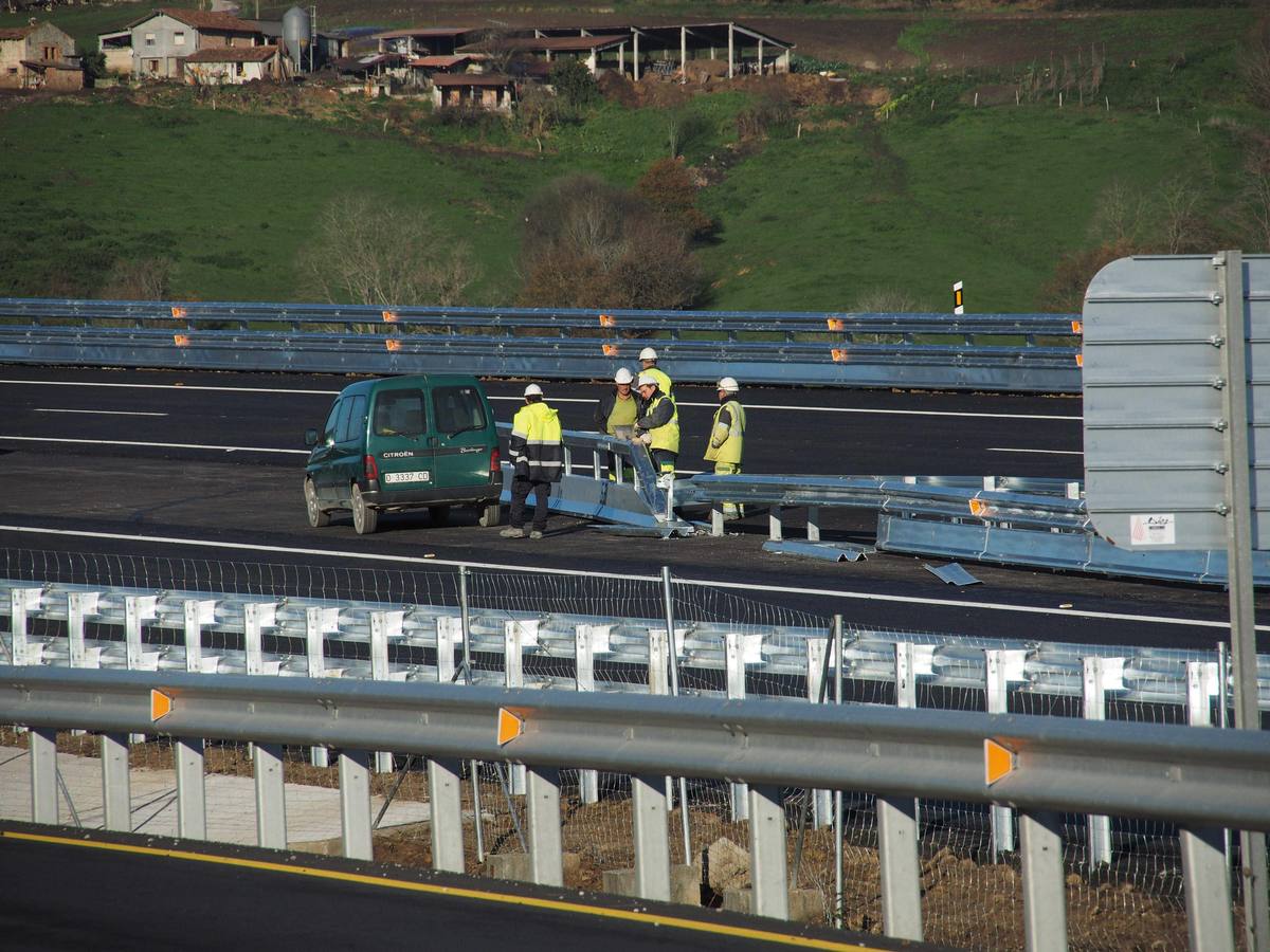 Últimos preparativos antes de la inauguración del tramo Unquera -La Franca