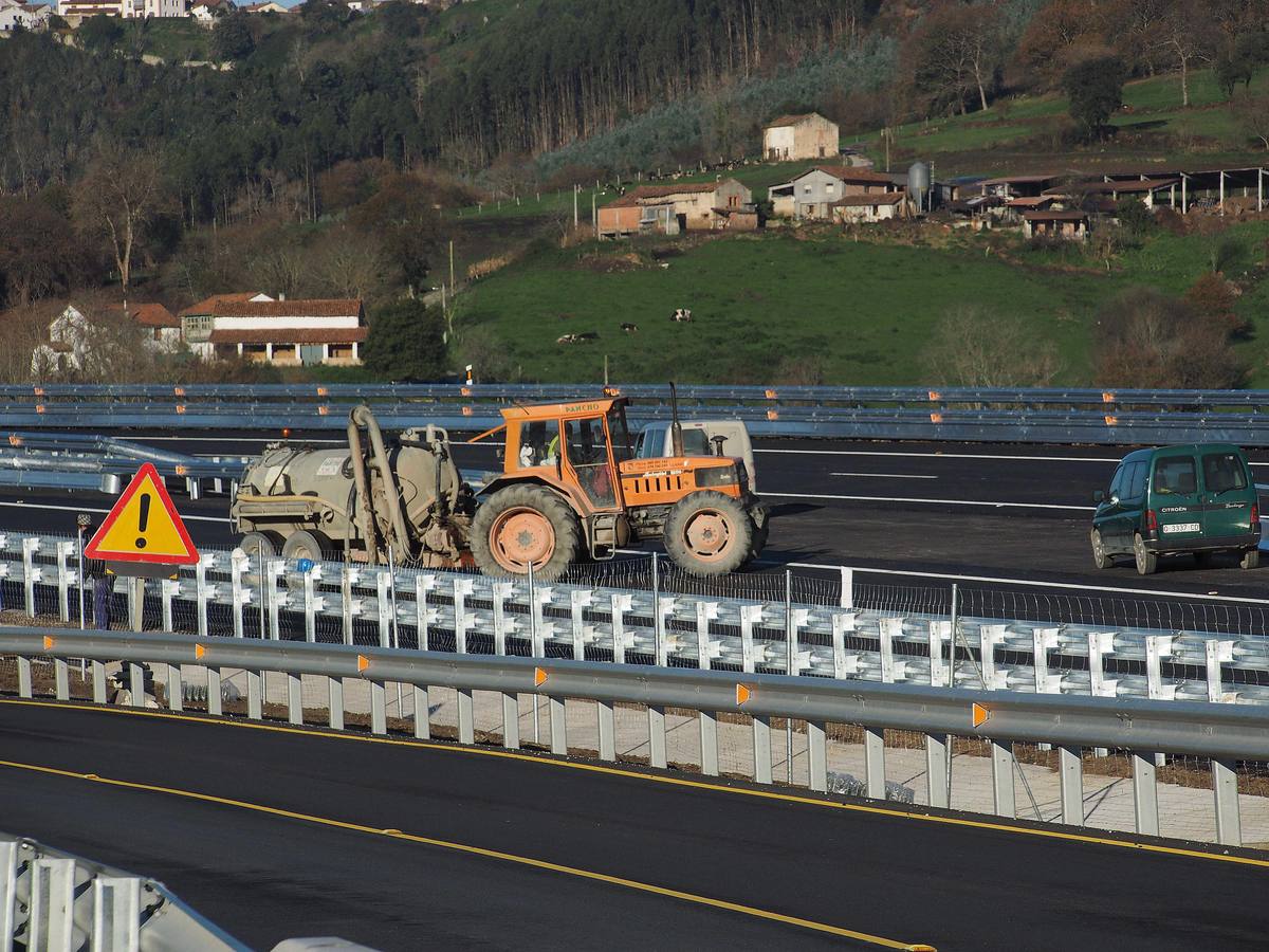 Últimos preparativos antes de la inauguración del tramo Unquera -La Franca