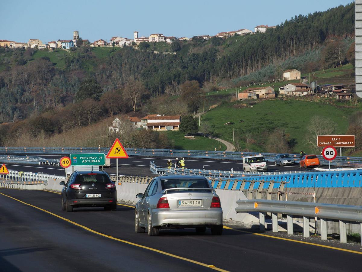 Últimos preparativos antes de la inauguración del tramo Unquera -La Franca