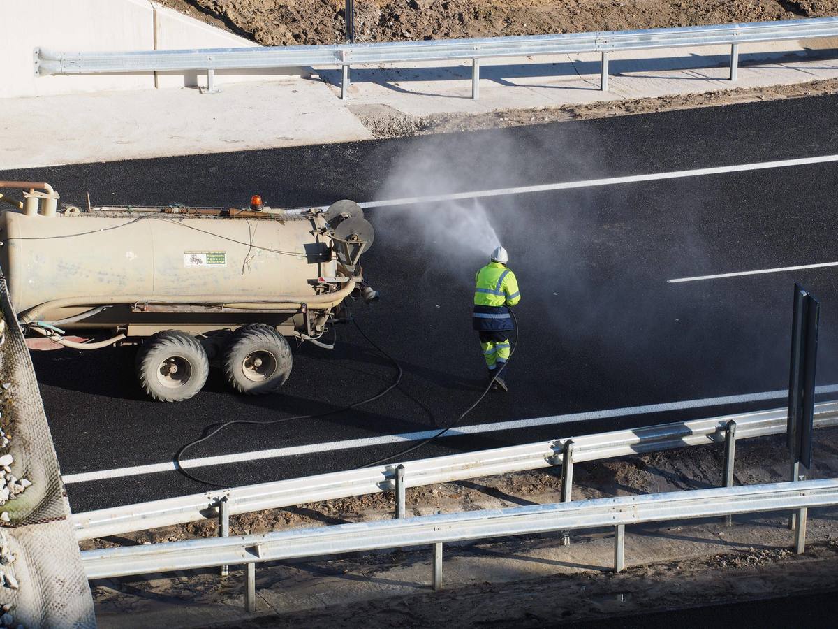 Últimos preparativos antes de la inauguración del tramo Unquera -La Franca