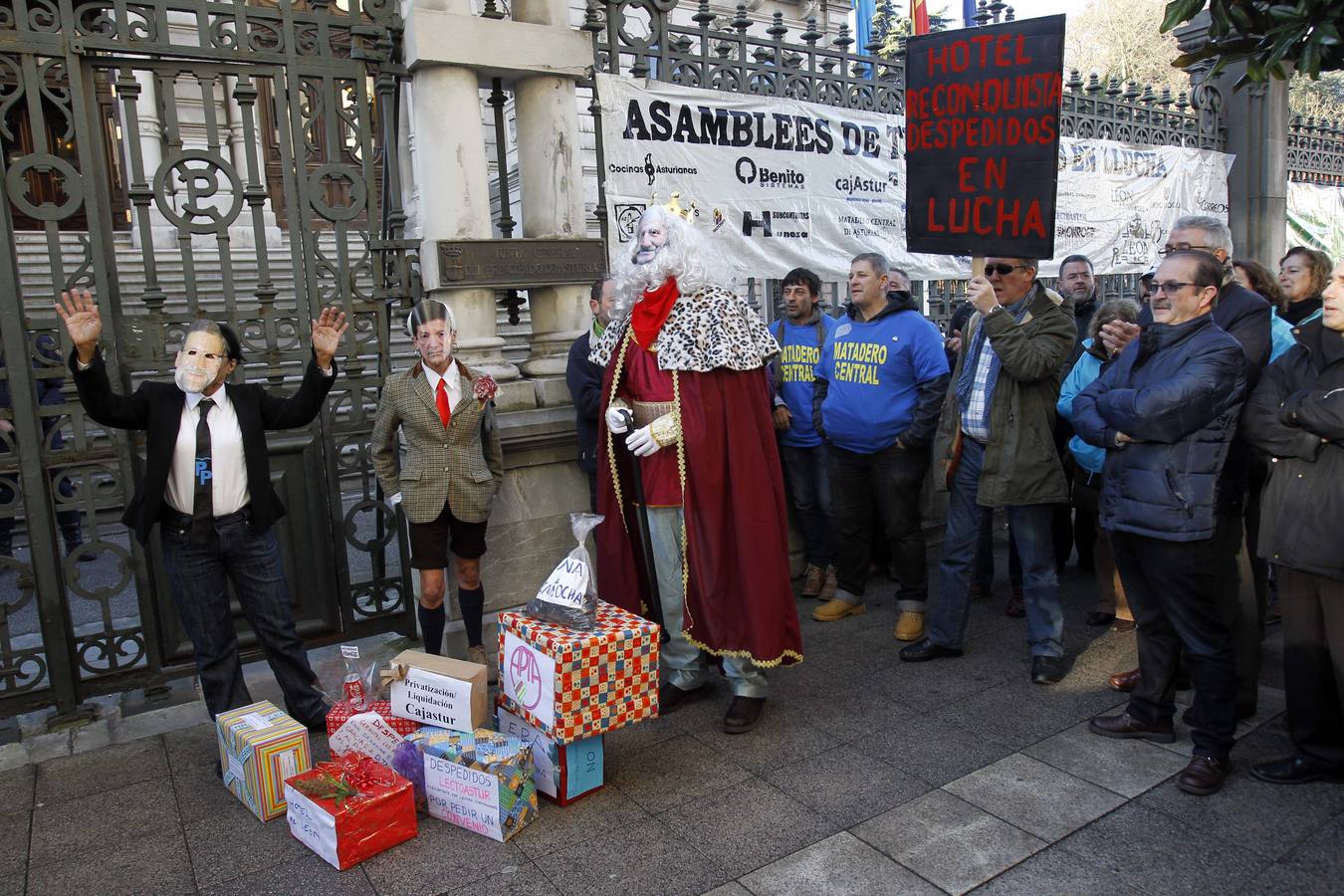 La asamblea de trabajadores en lucha lleva los regalos de Reyes a la Junta
