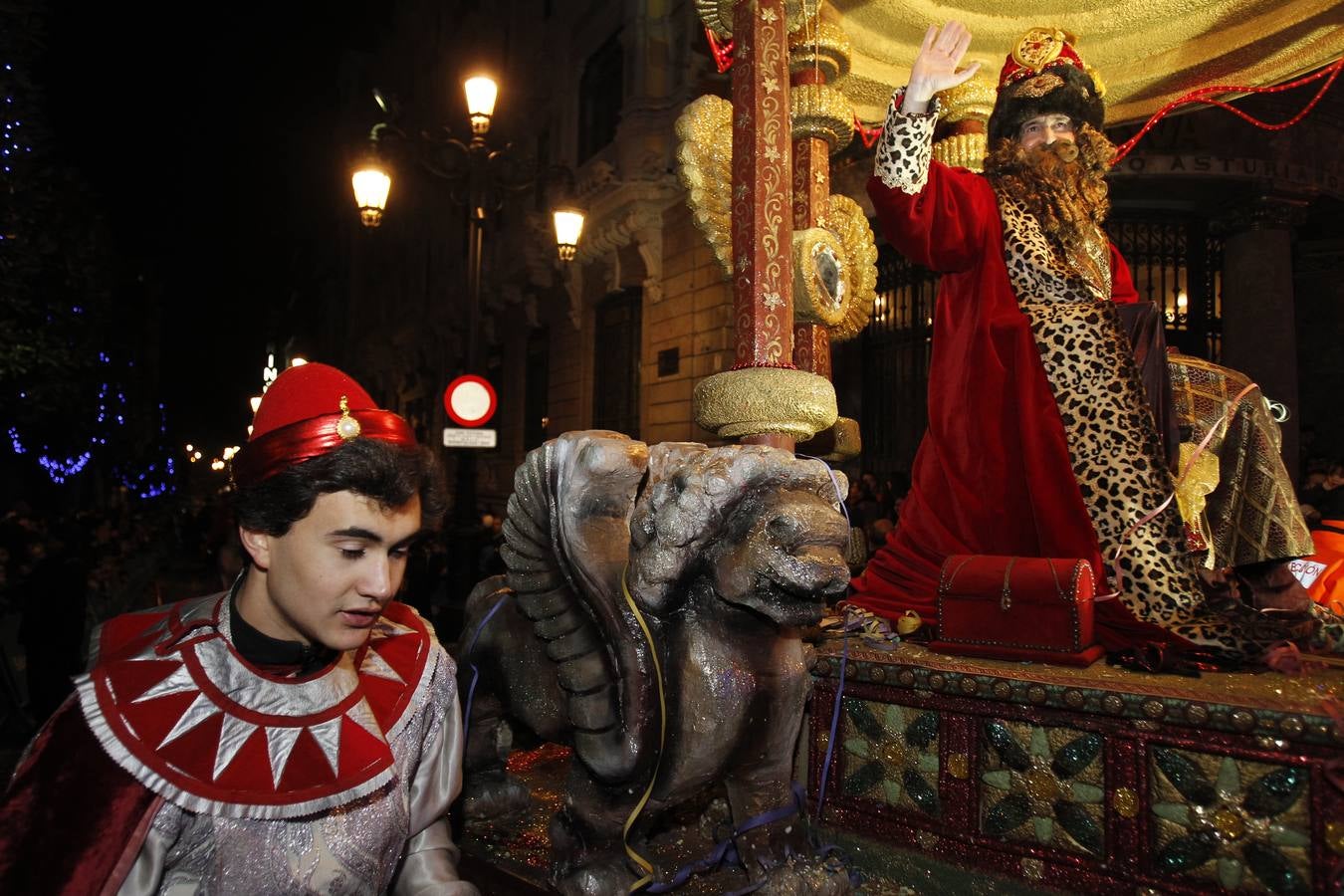 Los Reyes Magos llevan la ilusión a las calles de Oviedo