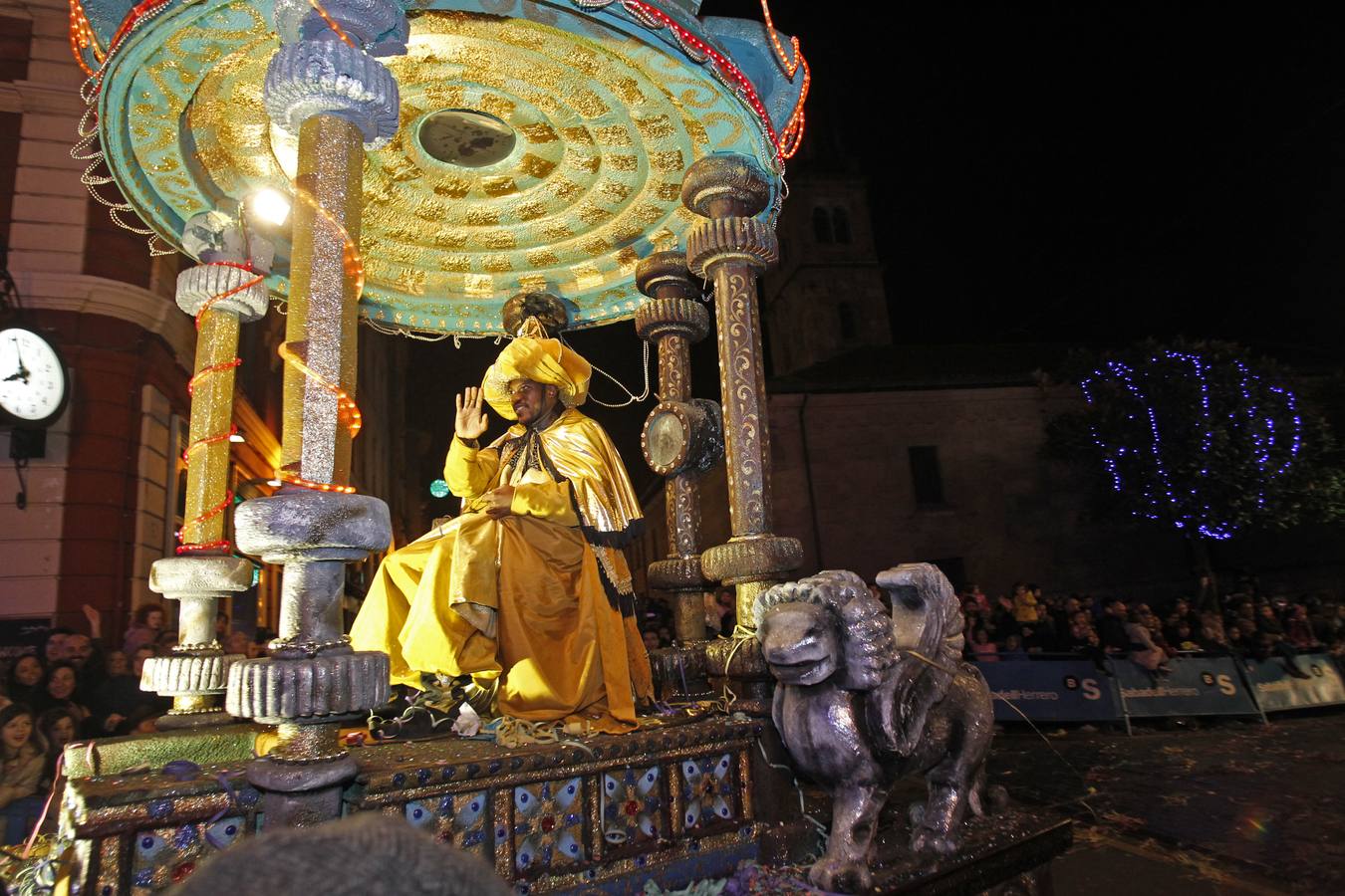 Los Reyes Magos llevan la ilusión a las calles de Oviedo