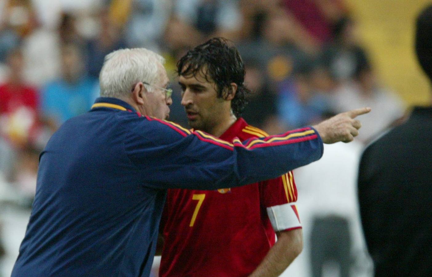 El entrenador, Luis Aragonés, parece enfrentarse con el capitán de la selección española, Raúl González. 18/08/2005