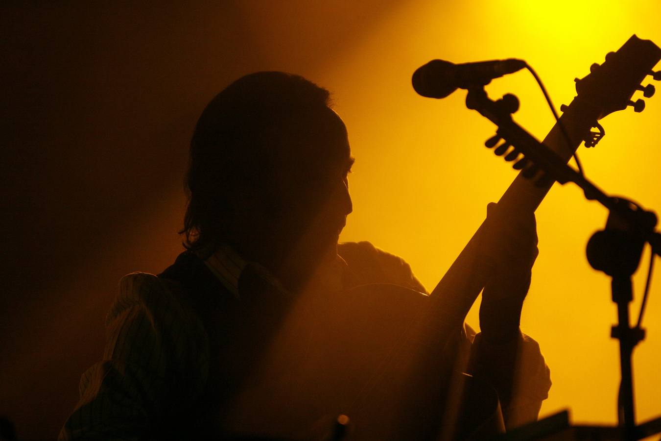 Alvaro Urquijo a la guitarra en el concierto de Los Secretos en las fiestas patronales del Grupo de Cultura Covadonga. 08/09/2010