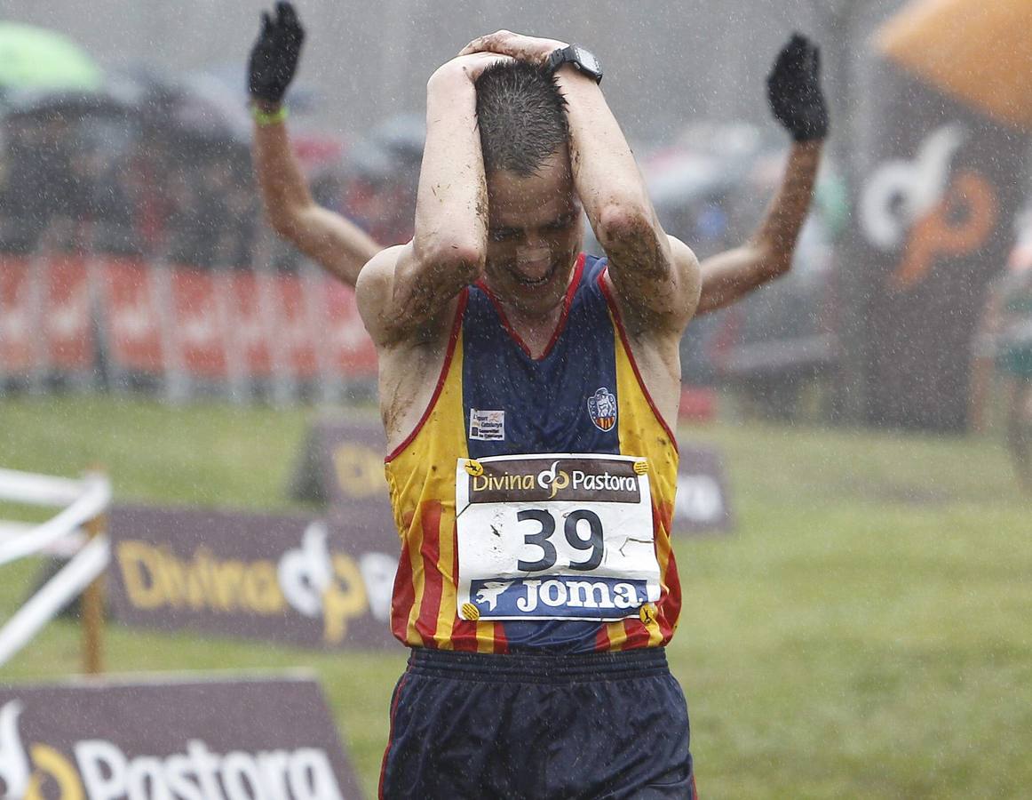 Carles Castillejo, de Cataluña, campeón de la prueba absoluta masculina del Campeonato de España de Cross celebrado en el parque fluvial de La Coría. 04/03/2012