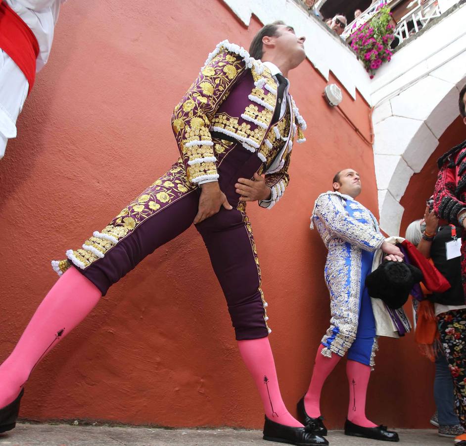 El Fandi se acomoda el traje en el callejón en la cuarta corrida de la feria de Begoña en la plaza de toros de El Bibio, en Gijón 14/08/2014