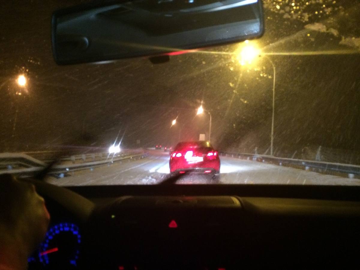 Imagen tomada desde un coche en plena nevada en la autopista del Huerna.