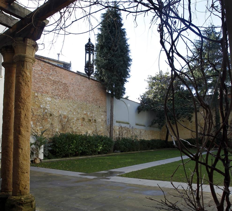 RuaQuince. El palacete de la plaza de la Catedral conserva un bonito jardín bien cuidado, que sorprende por estar en pleno casco antiguo. No es el único de la zona.