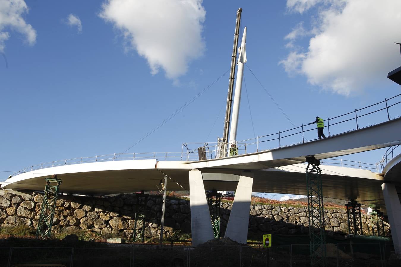 Colocan el mástil de la pasarela que unirá La Floridad y el parque del Oeste