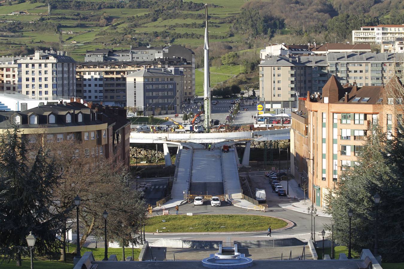 Colocan el mástil de la pasarela que unirá La Floridad y el parque del Oeste