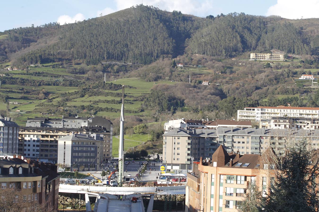 Colocan el mástil de la pasarela que unirá La Floridad y el parque del Oeste