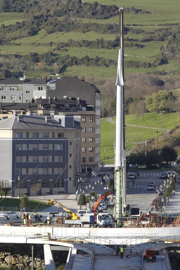 Colocan el mástil de la pasarela que unirá La Floridad y el parque del Oeste