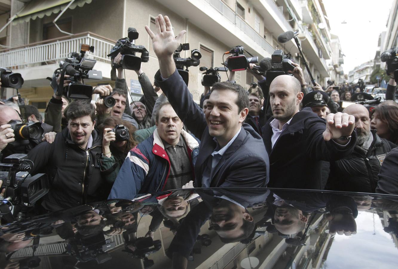 Alexis Tsipras, líder del partido opositor Syriza, favorito en las encuestas, sale de un colegio electoral en Atenas.