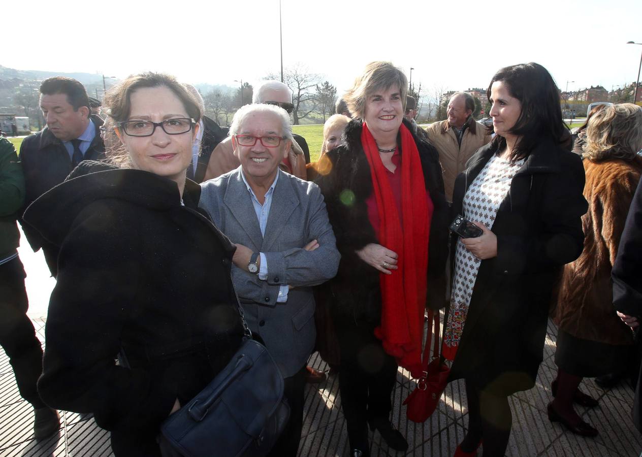 En el acto estuvieron el alcalde de Oviedo, Agustín Iglesias Caunedo; la viuda del periodista, Aurora Álvarez; y sus tres hijas, María José, Eva y Elena.
